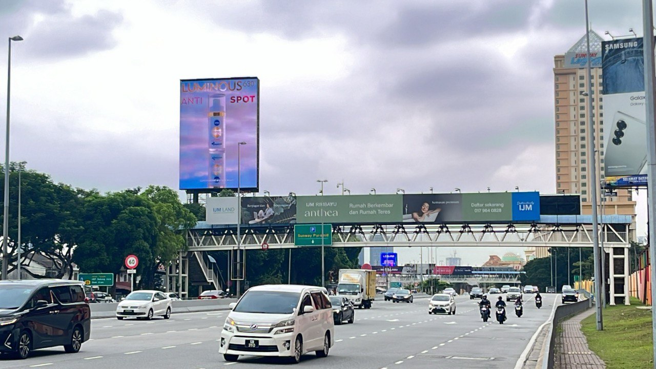 NIVEA indoor DOOH screen