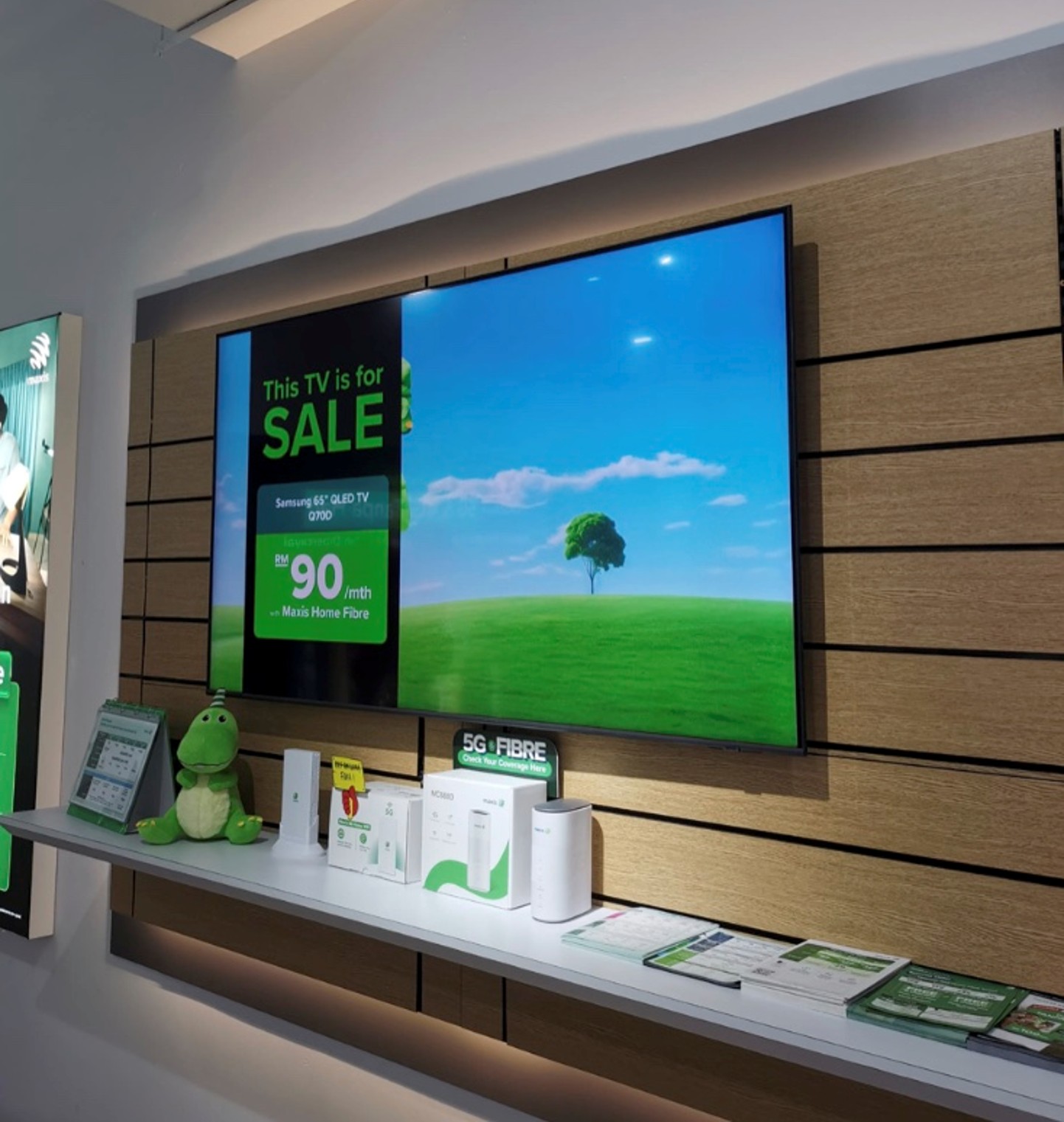 In-store digital screens in a Maxis outlet