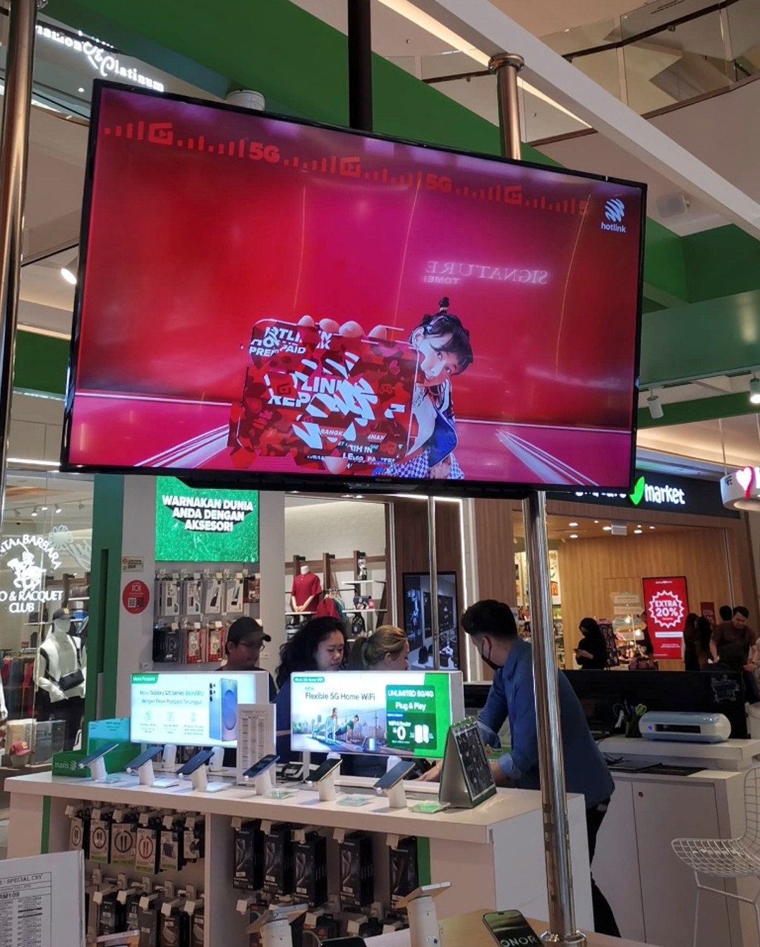 Digital screens in a Maxis retail centre