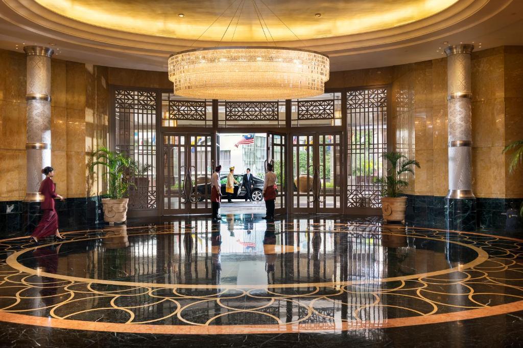 Mandarin Oriental hotel digital screens