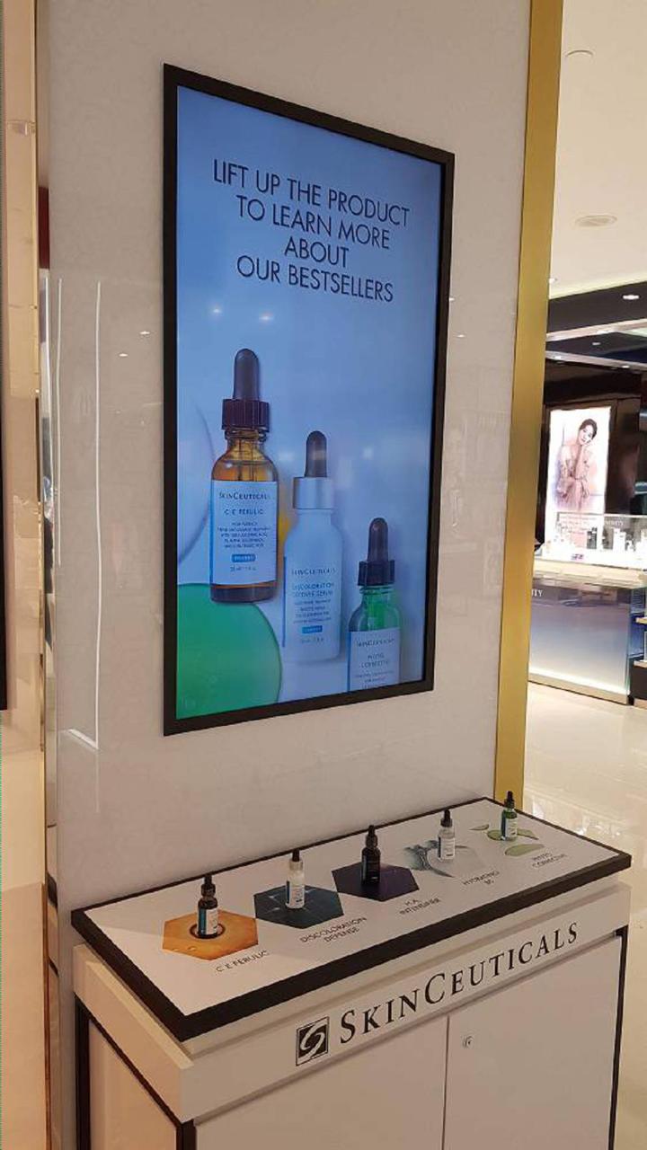 L'Oréal Paris interactive Lift & Learn counter display