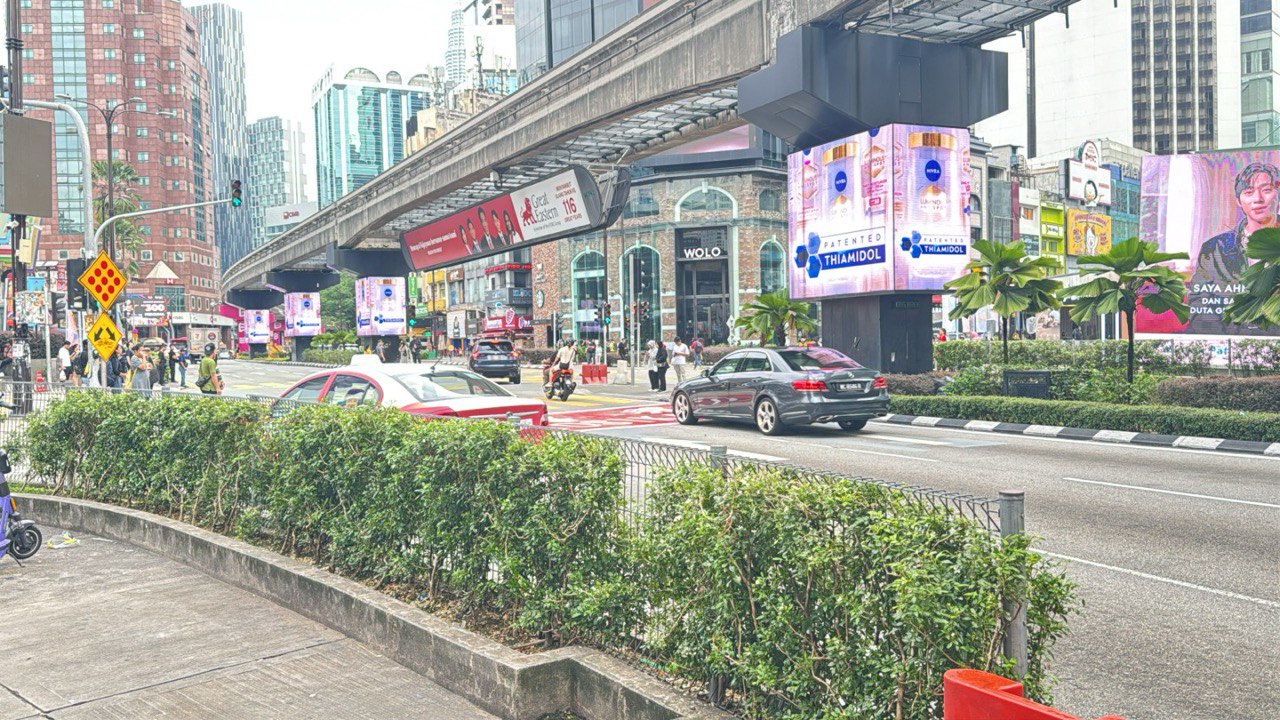 NIVEA outdoor DOOH screen
