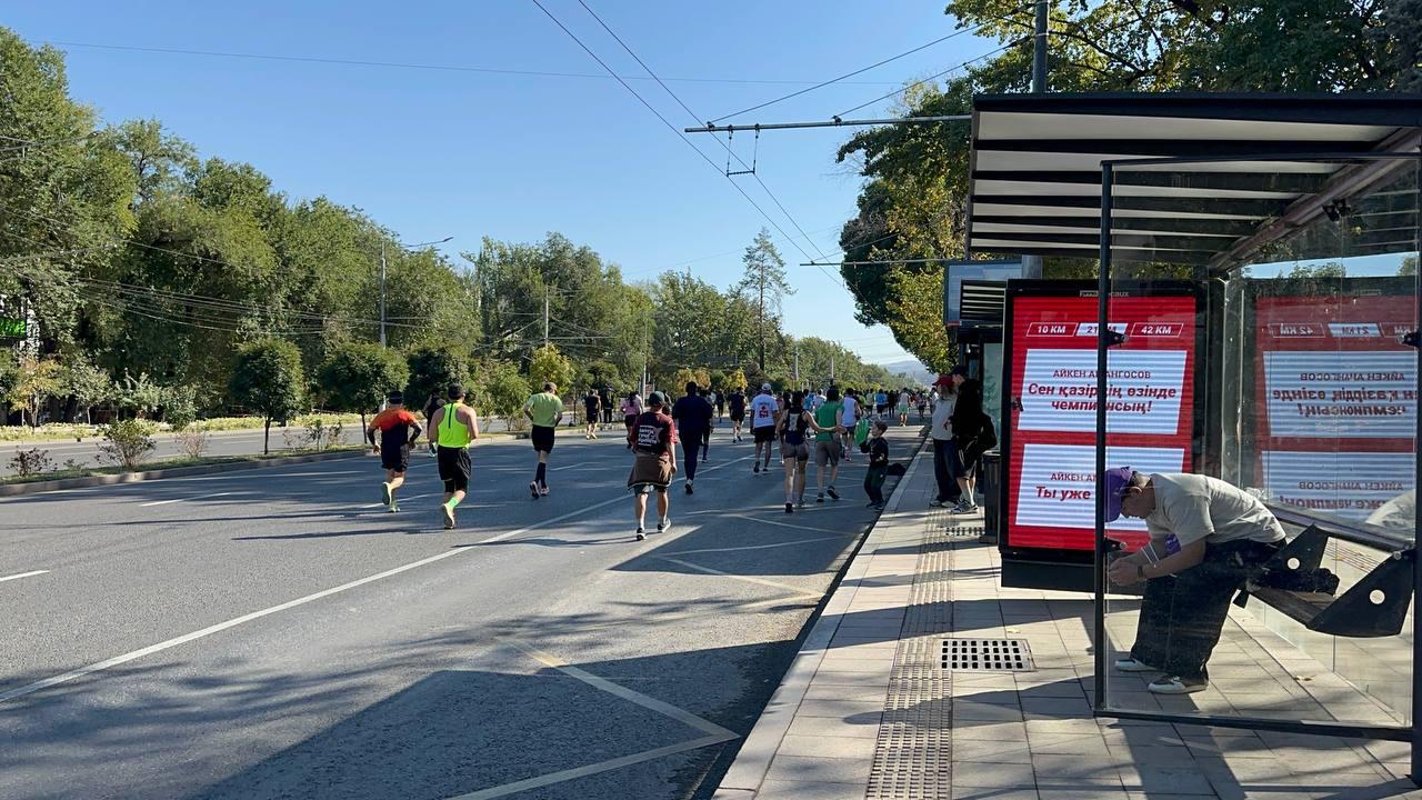 Kaspi Bank supportive message for runners on a digital screen