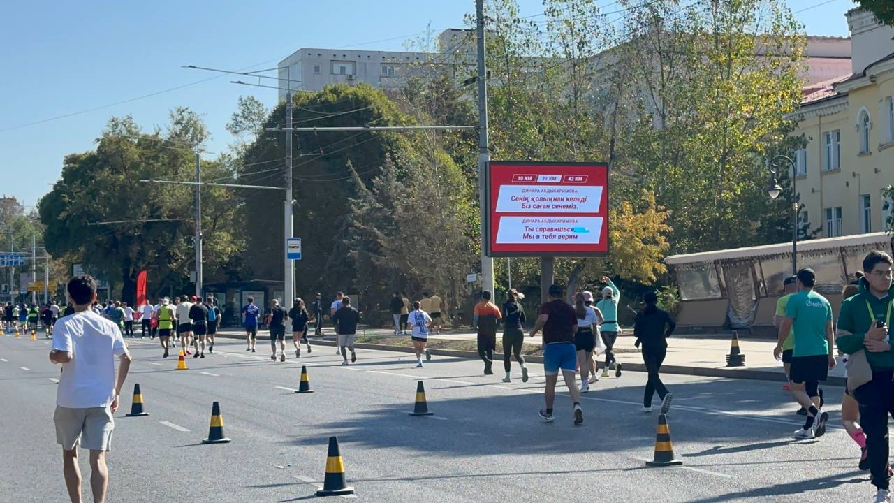 Kaspi Bank DOOH screen along the Almaty Marathon route